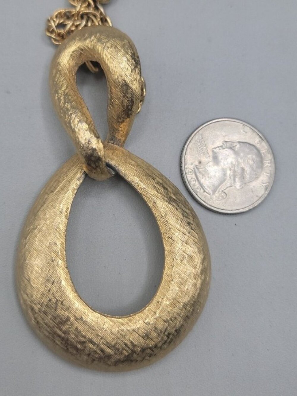 Vintage Lisner Figure 8 Pendant Necklace Textured Gold Tone - Picture 15 of 15